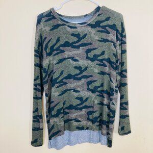 American Eagle Soft Sexy Plush Top XS Green Camo Long Sleeve Small Snag in Front